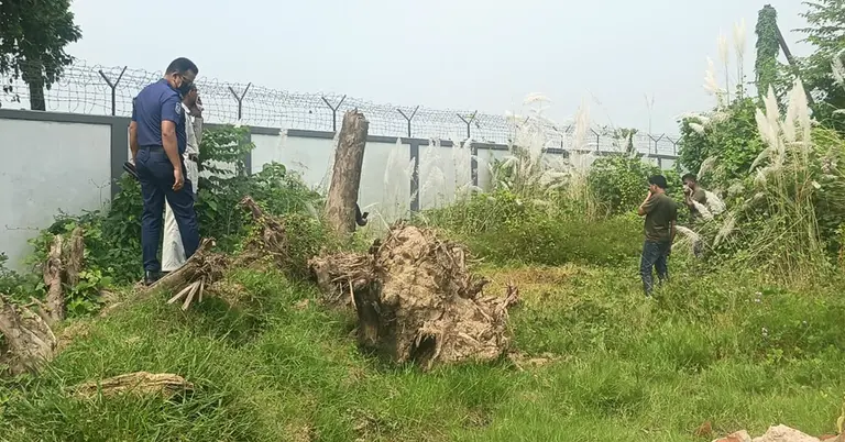 মরদেহ উদ্ধারের স্থানে পুলিশ সদস্যরা